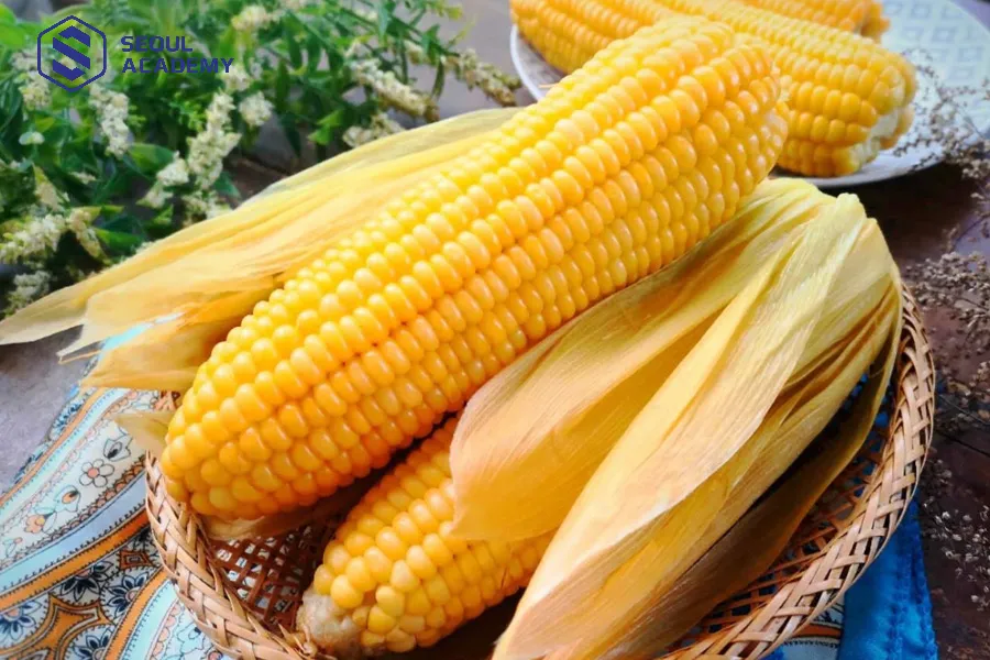 Nhiều gia đình ăn bắp vào ngày mùng 1 Tết