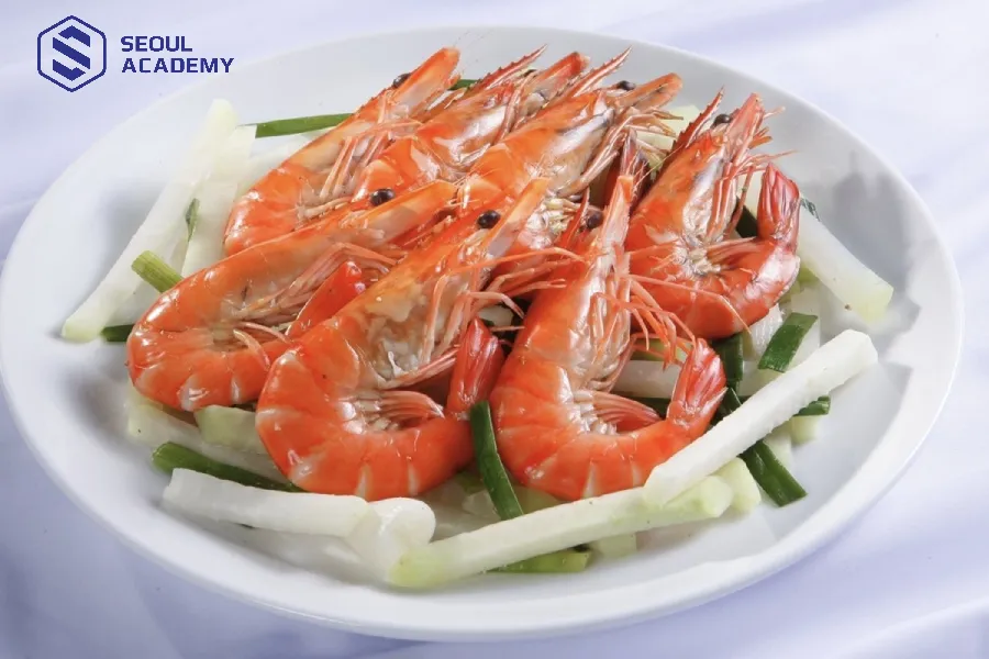 Tôm luộc thường có trong mâm cúng, mâm cơm ngày tết