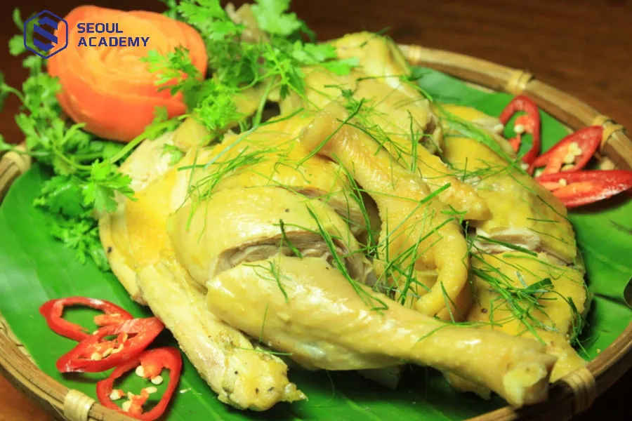 Gà luộc phổ biến trong ngày mùng 1 Tết