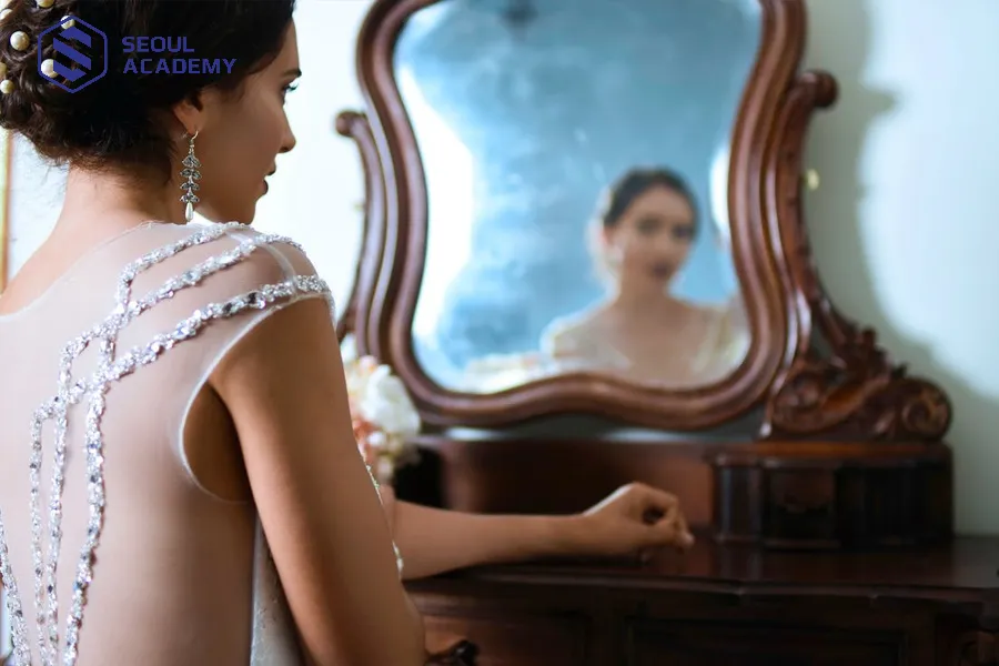 Đêm giao thừa không được soi gương vì sẽ thấy những điều không nên