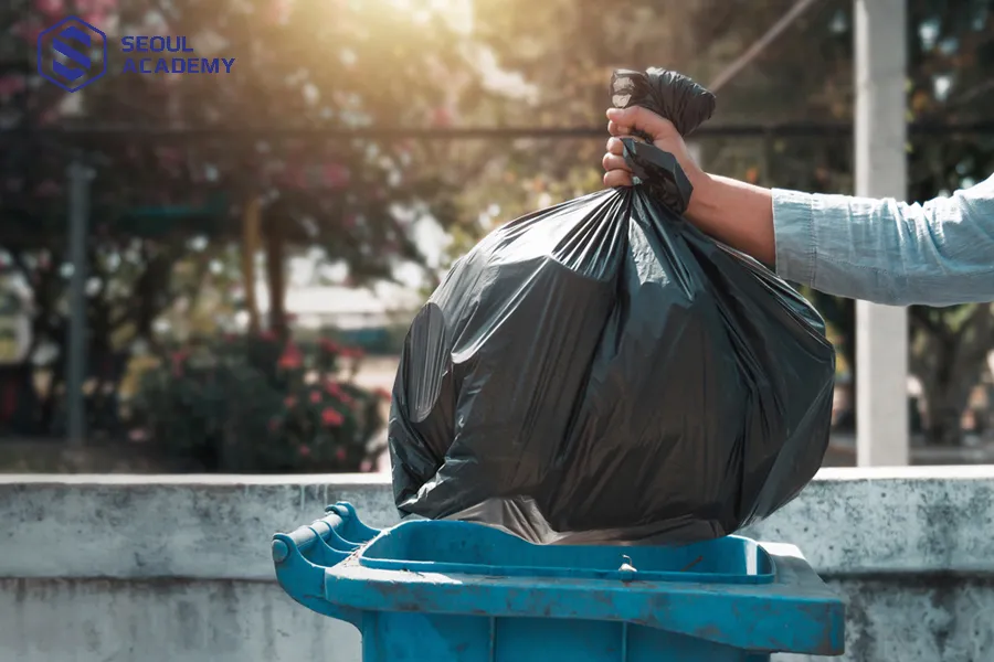 Vứt rác ngày tết chính là vứt đi may mắn trong năm của mình