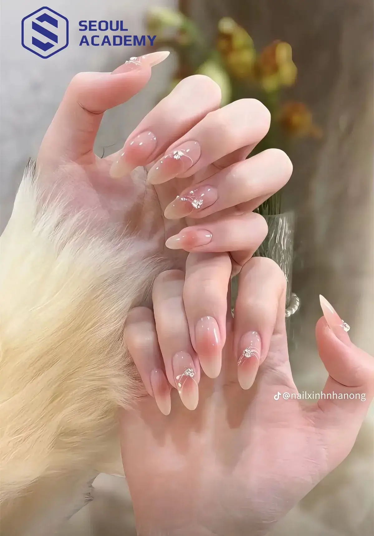 Mẫu nail tiểu thư ngọt ngào với điểm nhấn charm kim loại tinh xảo