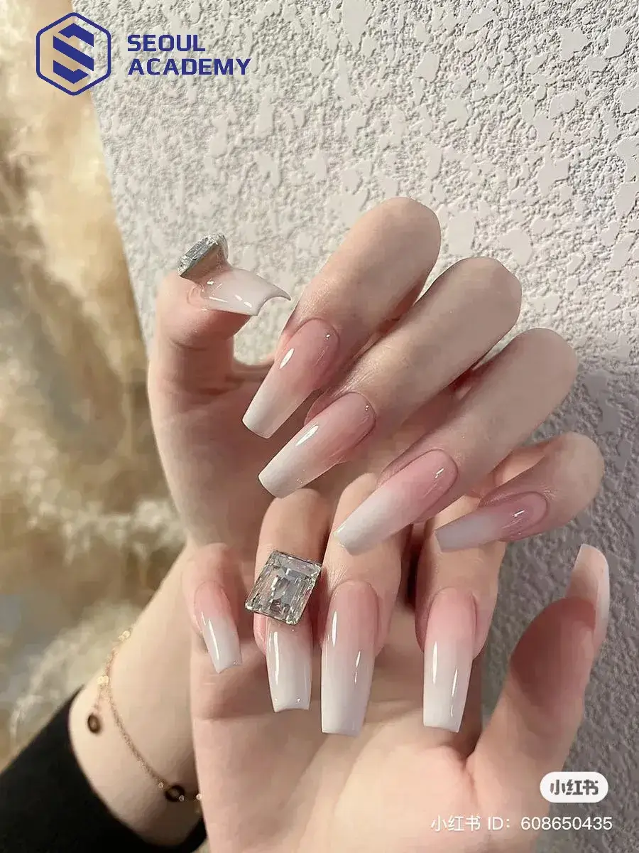 Phối màu giữa hồng thạch và trắng sữa là lựa chọn điển hình của các tín đồ