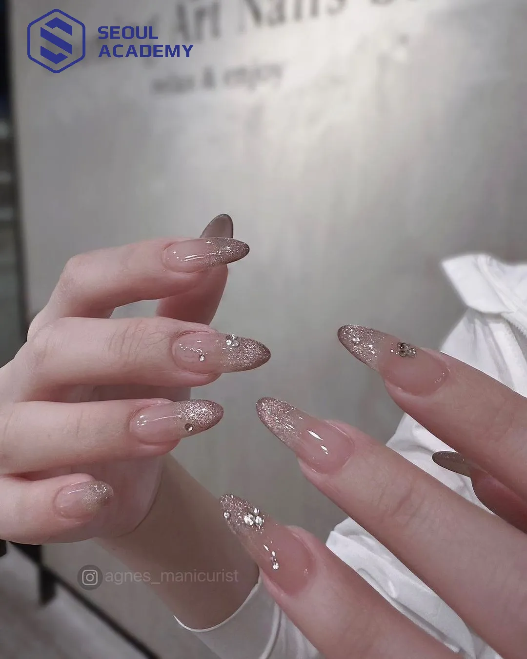 Lấp lánh và thu hút với sự kết hợp của hồng thạch và nhũ kim tuyến