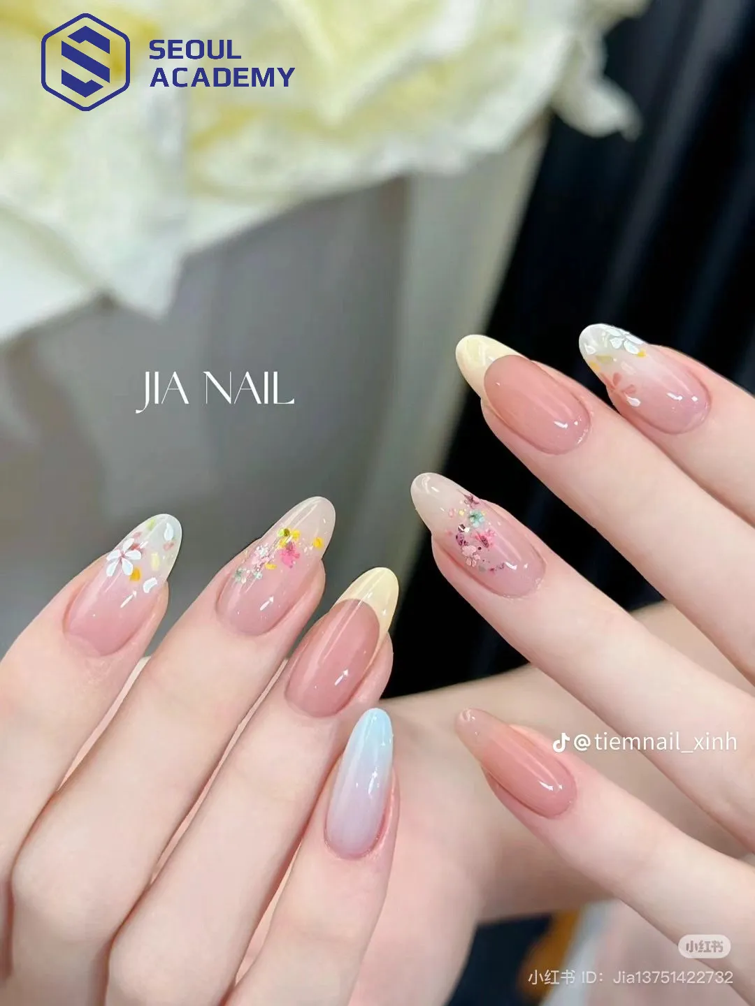 Vẻ đẹp thơ mộng của những cánh hoa khô ẩn mình trong lớp thạch trong veo