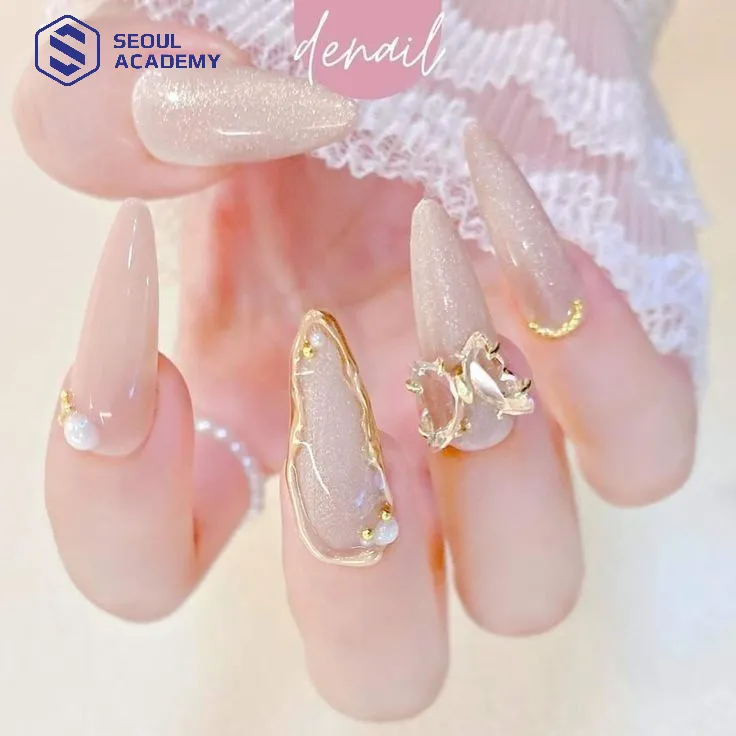 Điểm nhấn nhũ vàng giúp bộ nail hồng thạch thêm phần quý phái