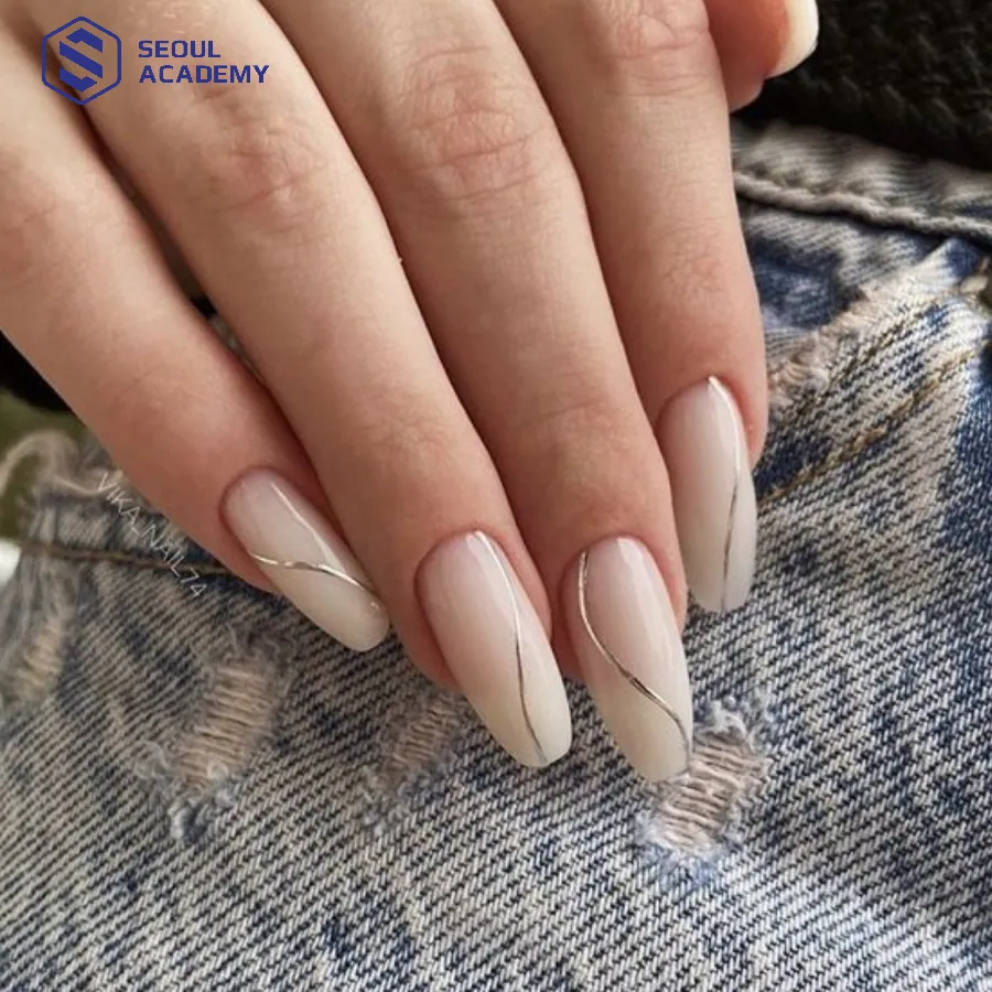 Mẫu nail màu trắng sữa với các đường trang trí đơn giản Mẫu nail màu trắng sữa với các đường trang trí đơn giản