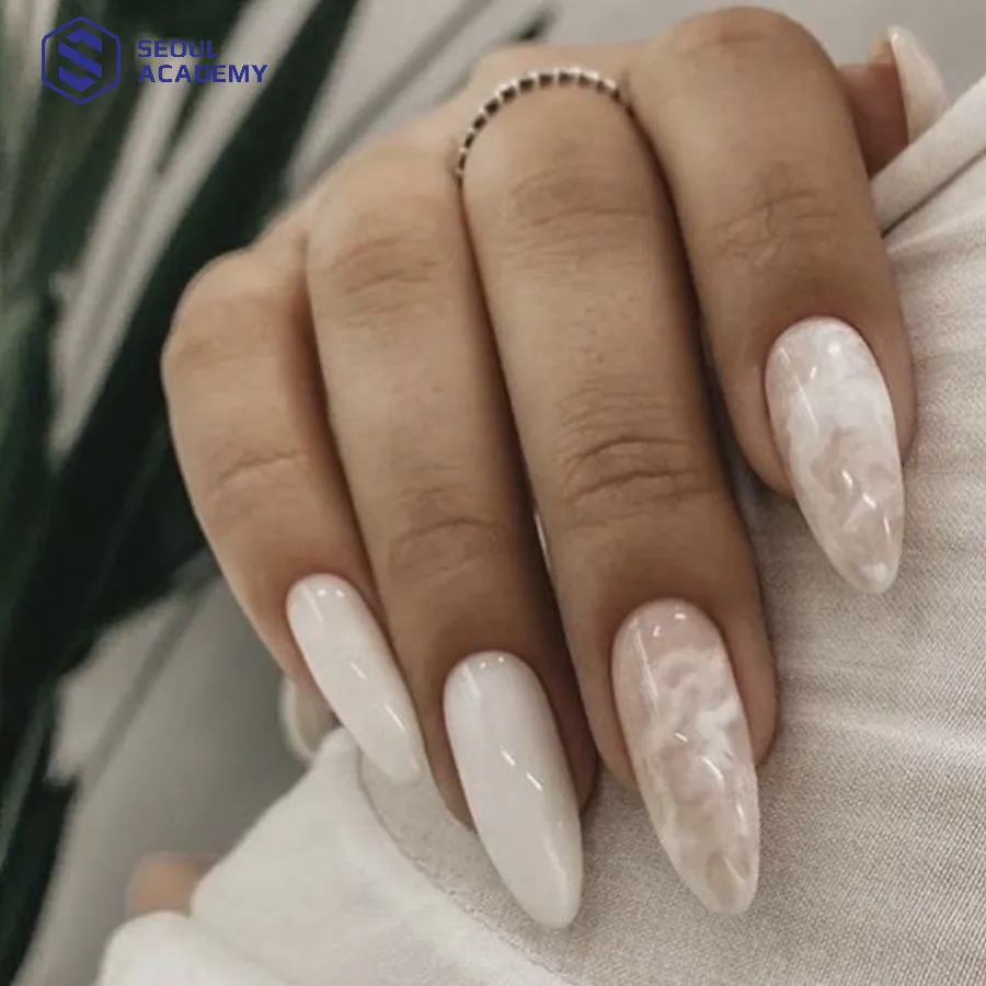 Mọi người có thể xen kẽ móng trơn với vân đá Mọi người có thể xen kẽ móng trơn với vân đá