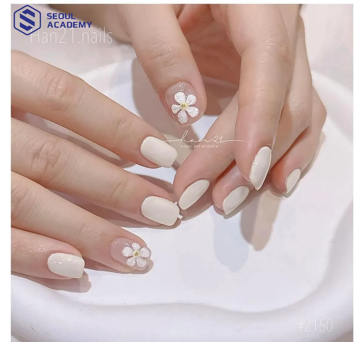 Đính họa tiết hoa nhỏ xinh trên nền móng màu trắng sữa tạo điểm nhấn thu hút Đính họa tiết hoa nhỏ xinh trên nền móng màu trắng sữa tạo điểm nhấn thu hút