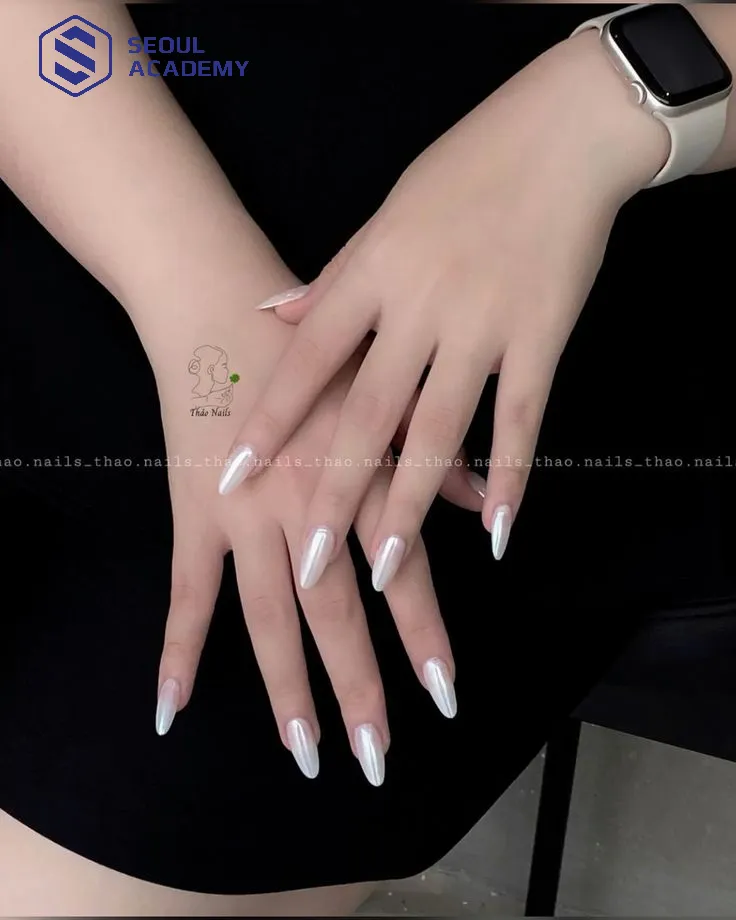 Kết hợp hiệu ứng tráng gương lấp lánh cho nail màu trắng sữa Kết hợp hiệu ứng tráng gương lấp lánh cho nail màu trắng sữa
