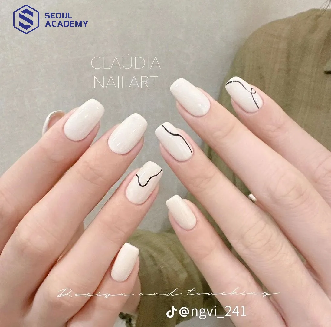 Kết hợp thêm một vài đường gạch đen điểm xuyết cho đôi bàn tay thu hút Kết hợp thêm một vài đường gạch đen điểm xuyết cho đôi bàn tay thu hút