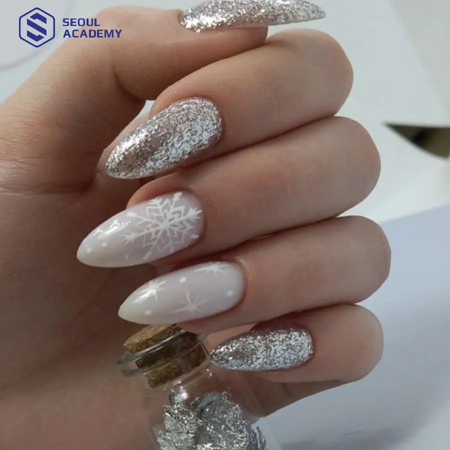 Mẫu nail màu trắng sữa với hoa văn bông tuyết Mẫu nail màu trắng sữa với hoa văn bông tuyết
