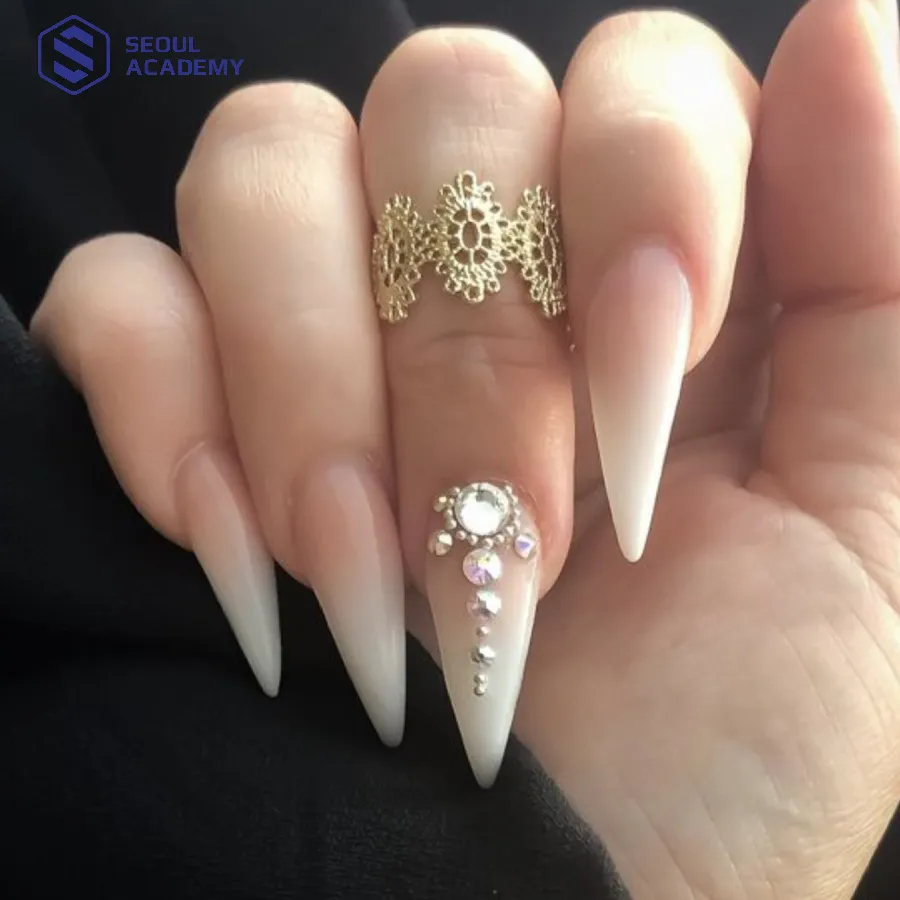 Mẫu nail trắng đính đá đẹp khó cưỡng cho nàng Mẫu nail trắng đính đá đẹp khó cưỡng cho nàng