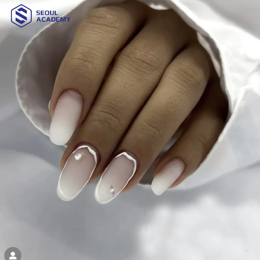 Nail màu trắng sữa với viền móng cực xinh Nail màu trắng sữa với viền móng cực xinh