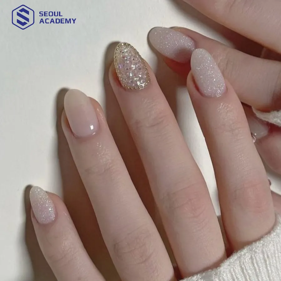 Mẫu nail trắng sữa ánh nhũ lấp lánh Mẫu nail trắng sữa ánh nhũ lấp lánh
