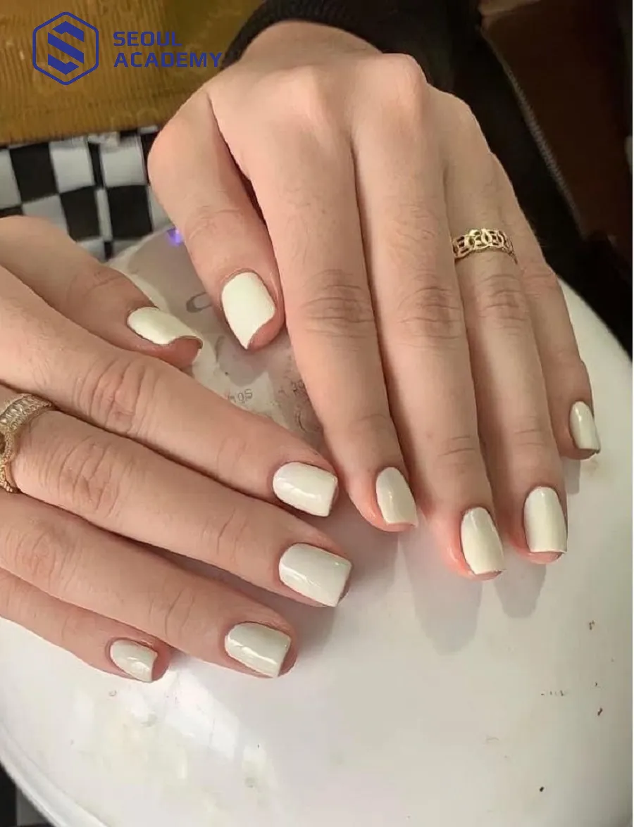 Dù đơn giản nhưng màu trắng sữa trơn cực kỳ tôn da Dù đơn giản nhưng màu trắng sữa trơn cực kỳ tôn da