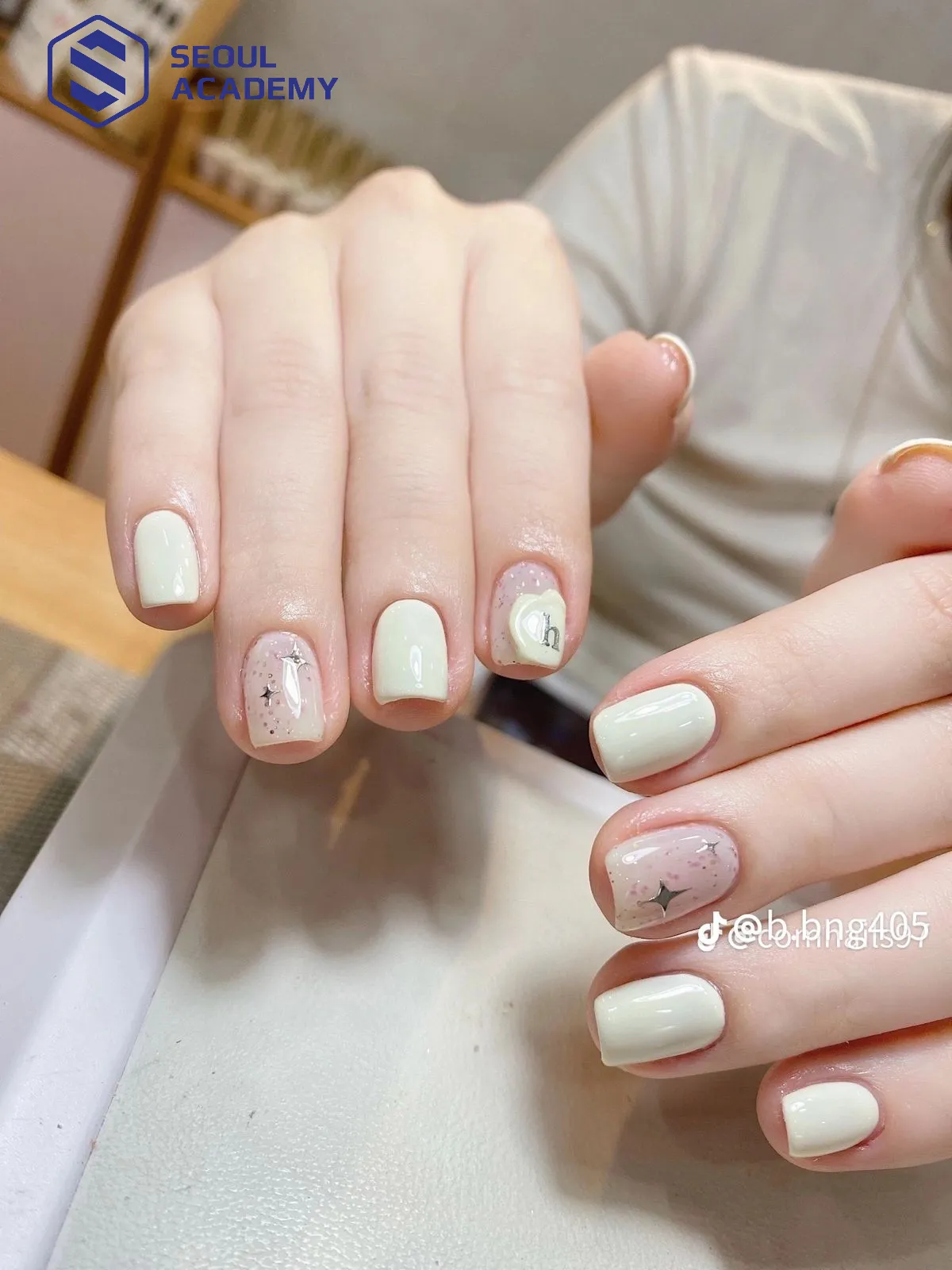 Kết hợp thêm một chút nhũ lấp lánh cho bộ móng màu trắng sữa thu hút hơn Kết hợp thêm một chút nhũ lấp lánh cho bộ móng màu trắng sữa thu hút hơn