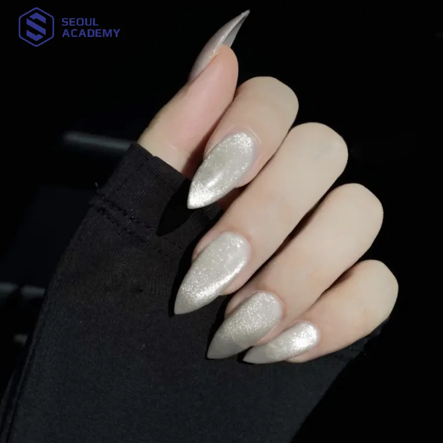 Kiểu móng nhọn dài cũng phù hợp với cách sơn này Kiểu móng nhọn dài cũng phù hợp với cách sơn này