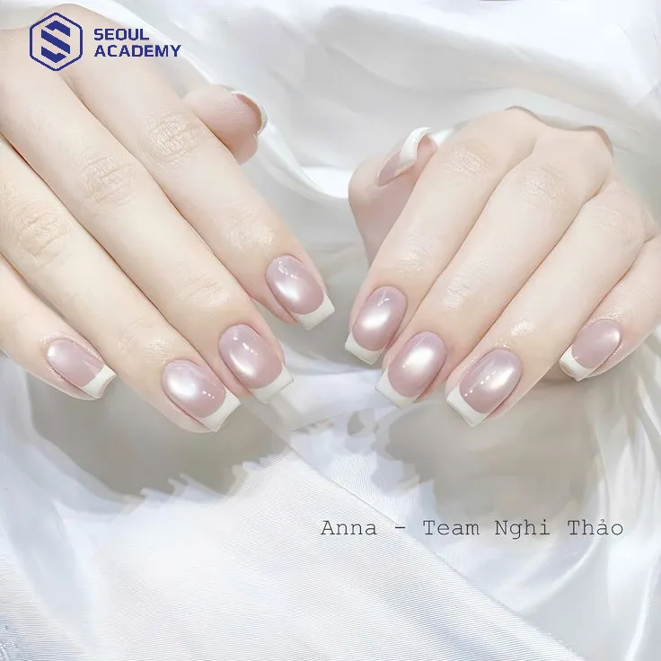 Kết hợp sơn đầu móng màu trắng sữa và mắt mèo thân móng bạn sẽ sở hữu đôi bàn tay cuốn hút Kết hợp sơn đầu móng màu trắng sữa và mắt mèo thân móng bạn sẽ sở hữu đôi bàn tay cuốn hút