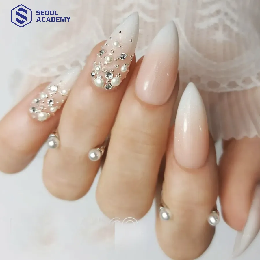Một mẫu nail khác đính đá đơn giản hơn Một mẫu nail khác đính đá đơn giản hơn