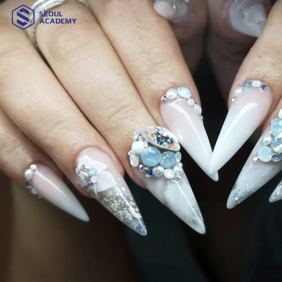 Bộ móng màu trắng sữa cho cô dâu cầu kỳ và nổi bật Bộ móng màu trắng sữa cho cô dâu cầu kỳ và nổi bật