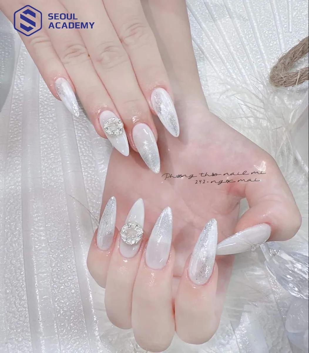 Bộ nail màu trắng sữa lung linh cho cô dâu trong ngày trọng đại Bộ nail màu trắng sữa lung linh cho cô dâu trong ngày trọng đại