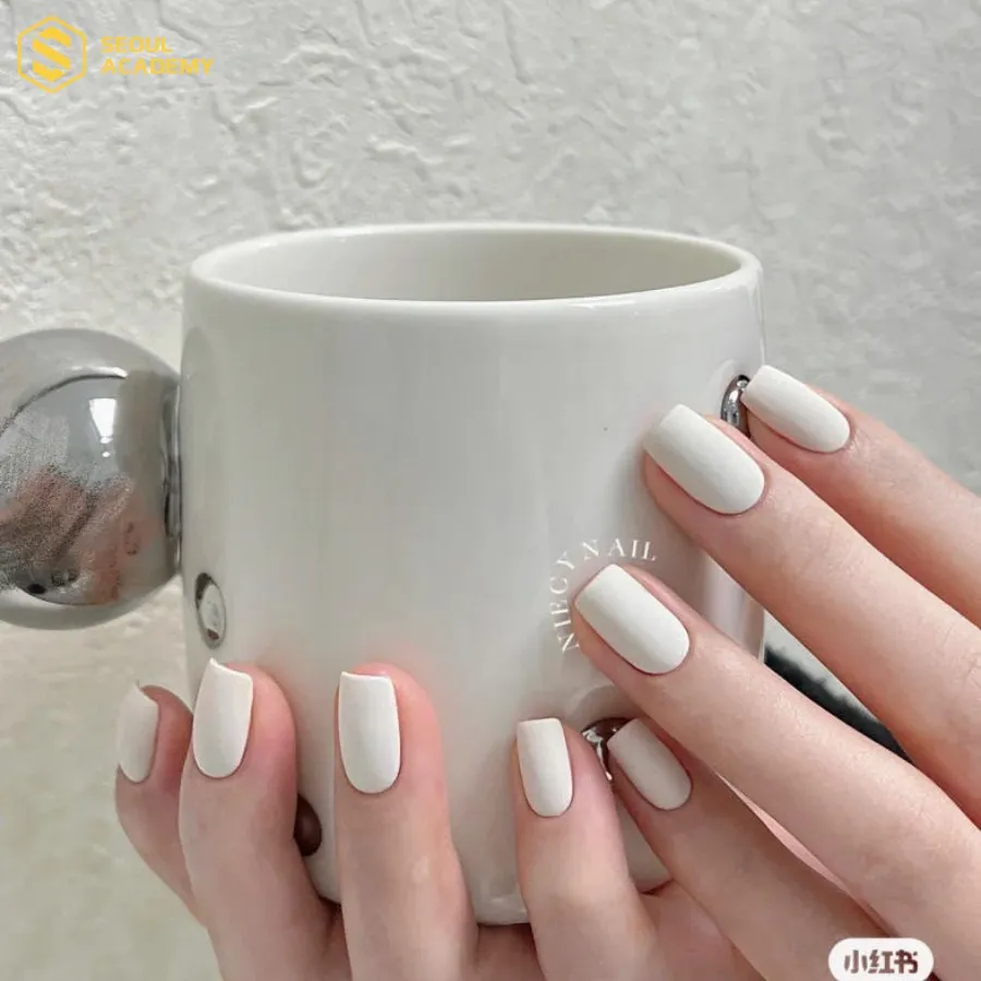 Kiểu móng vuông ngắn phù hợp với sơn nhám Kiểu móng vuông ngắn phù hợp với sơn nhám