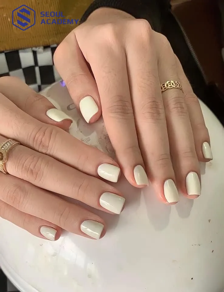 Móng tay sơn nhám màu trắng sữa có thể phù hợp với nhiều dáng móng khác nhau Móng tay sơn nhám màu trắng sữa có thể phù hợp với nhiều dáng móng khác nhau