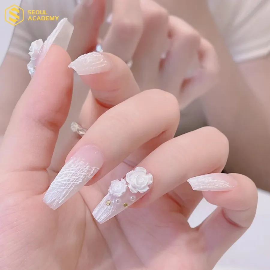 Điệu đà với bộ nail trắng đính hoa Điệu đà với bộ nail trắng đính hoa