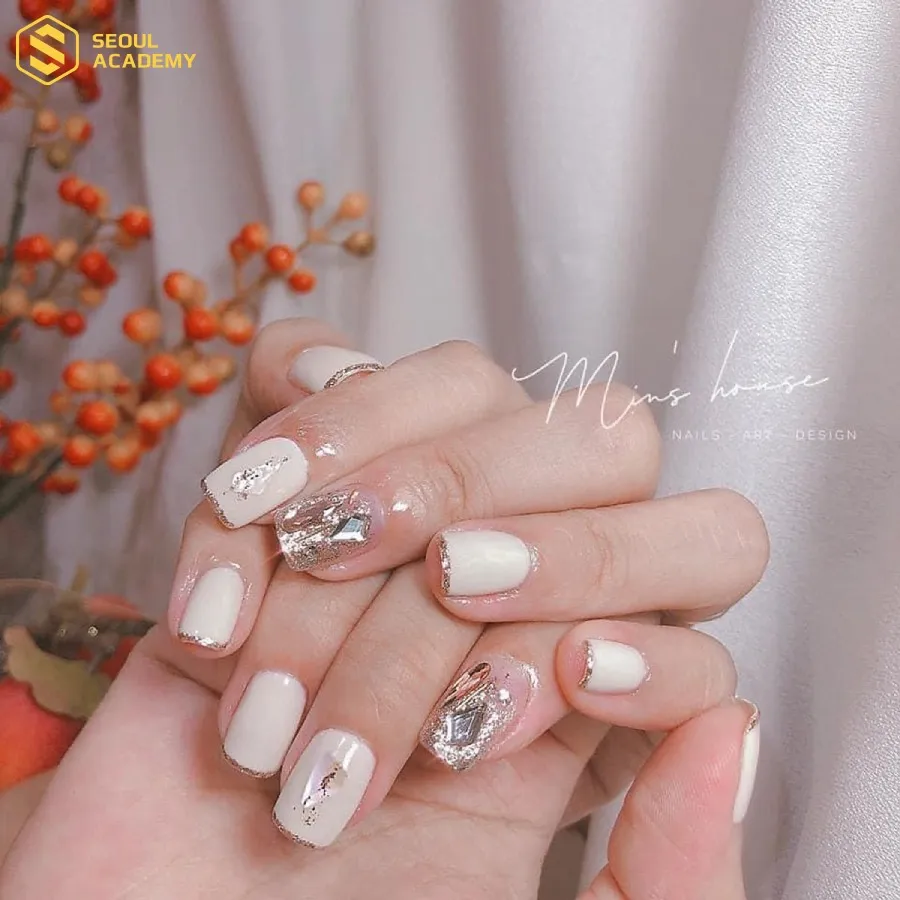 Mẫu nail trắng sữa ẩn xà cừ phù hợp với các buổi hẹn hò, trà chiều Mẫu nail trắng sữa ẩn xà cừ phù hợp với các buổi hẹn hò, trà chiều