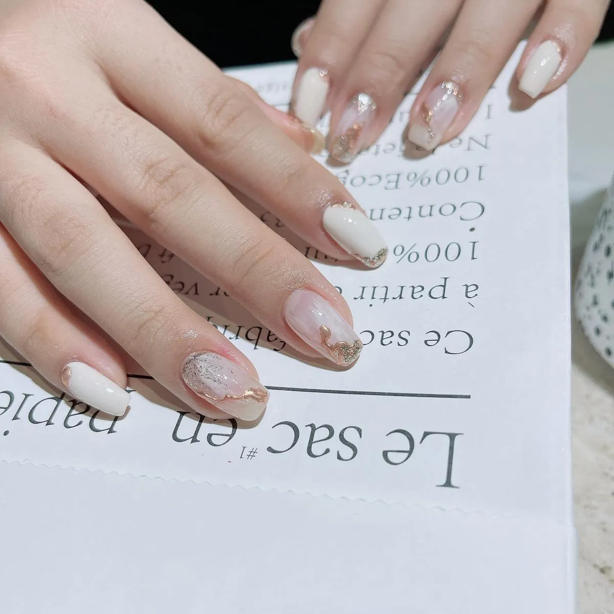 Những họa tiết ẩn xà cừ lấp lánh kết hợp cùng hiệu ứng nhũ sẽ giúp bộ móng của bạn thêm phần thu hút, ấn tượng Những họa tiết ẩn xà cừ lấp lánh kết hợp cùng hiệu ứng nhũ sẽ giúp bộ móng của bạn thêm phần thu hút, ấn tượng