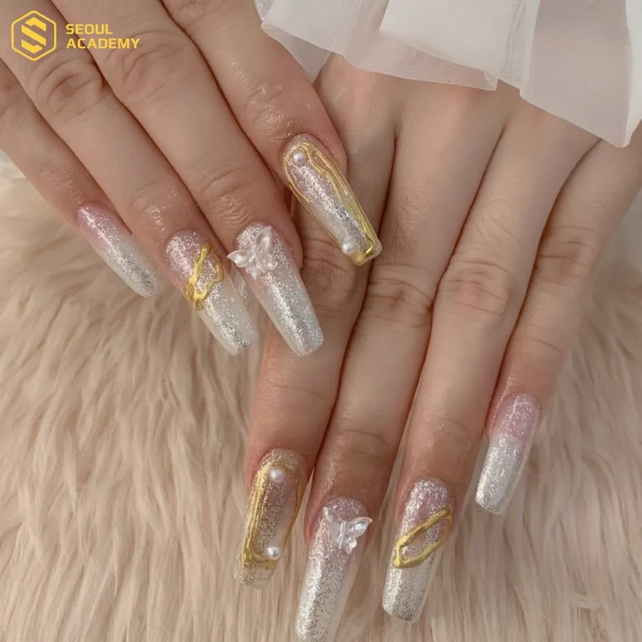 Phủ kim tuyến bạc cho bộ móng thêm xinh Phủ kim tuyến bạc cho bộ móng thêm xinh