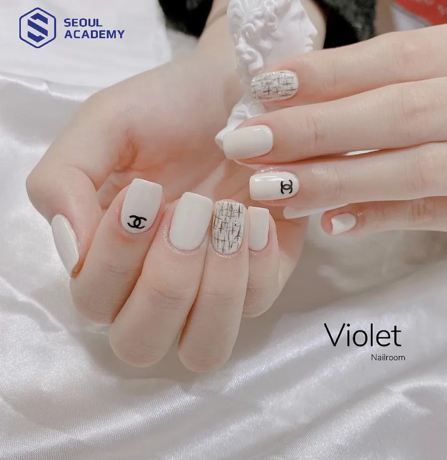 Mẫu nail trắng sữa vẽ chữ thương hiệu Chanel Mẫu nail trắng sữa vẽ chữ thương hiệu Chanel