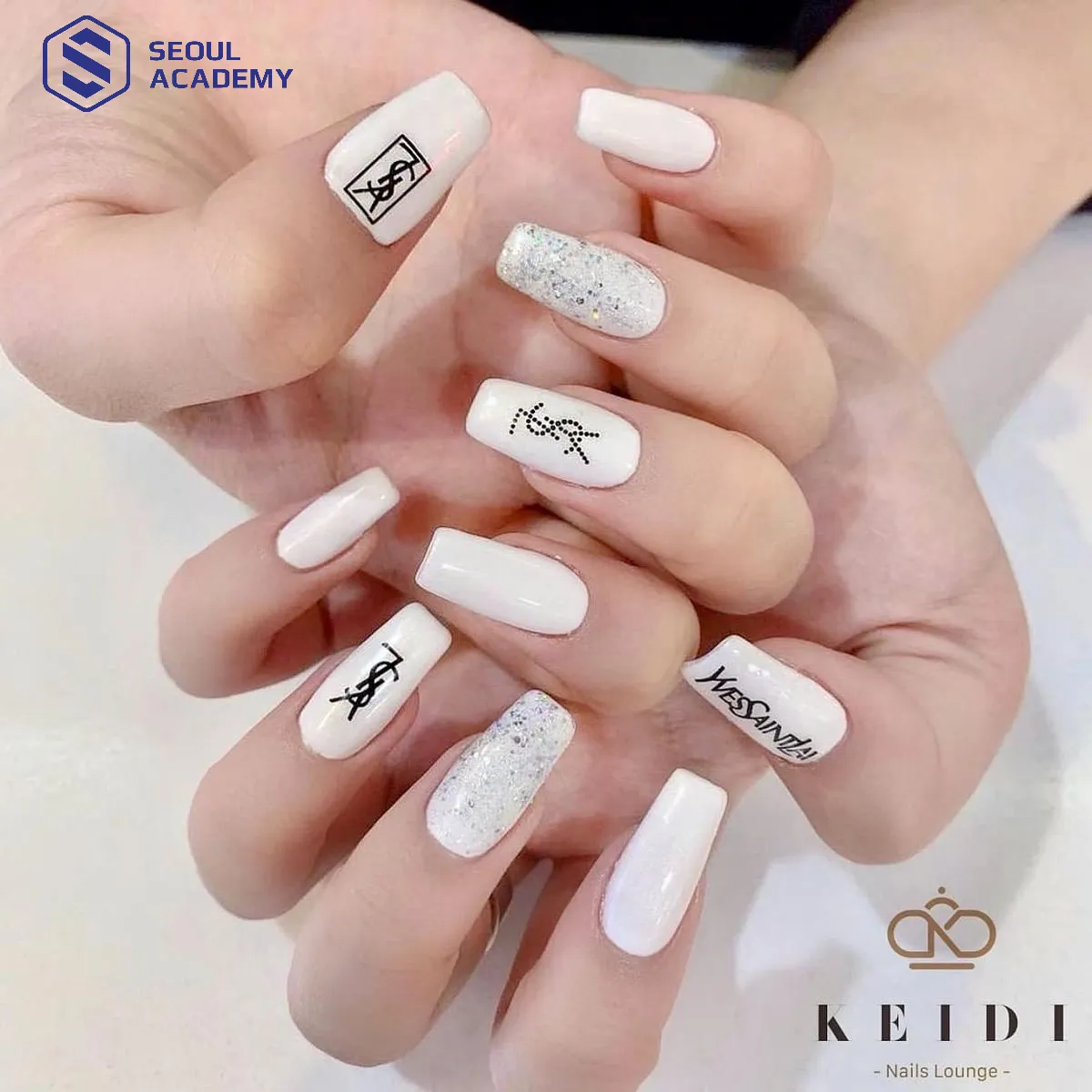 Kết hợp thêm những dòng chữ phù hợp sẽ giúp bộ móng của bạn thêm phần sang trọng Kết hợp thêm những dòng chữ phù hợp sẽ giúp bộ móng của bạn thêm phần sang trọng