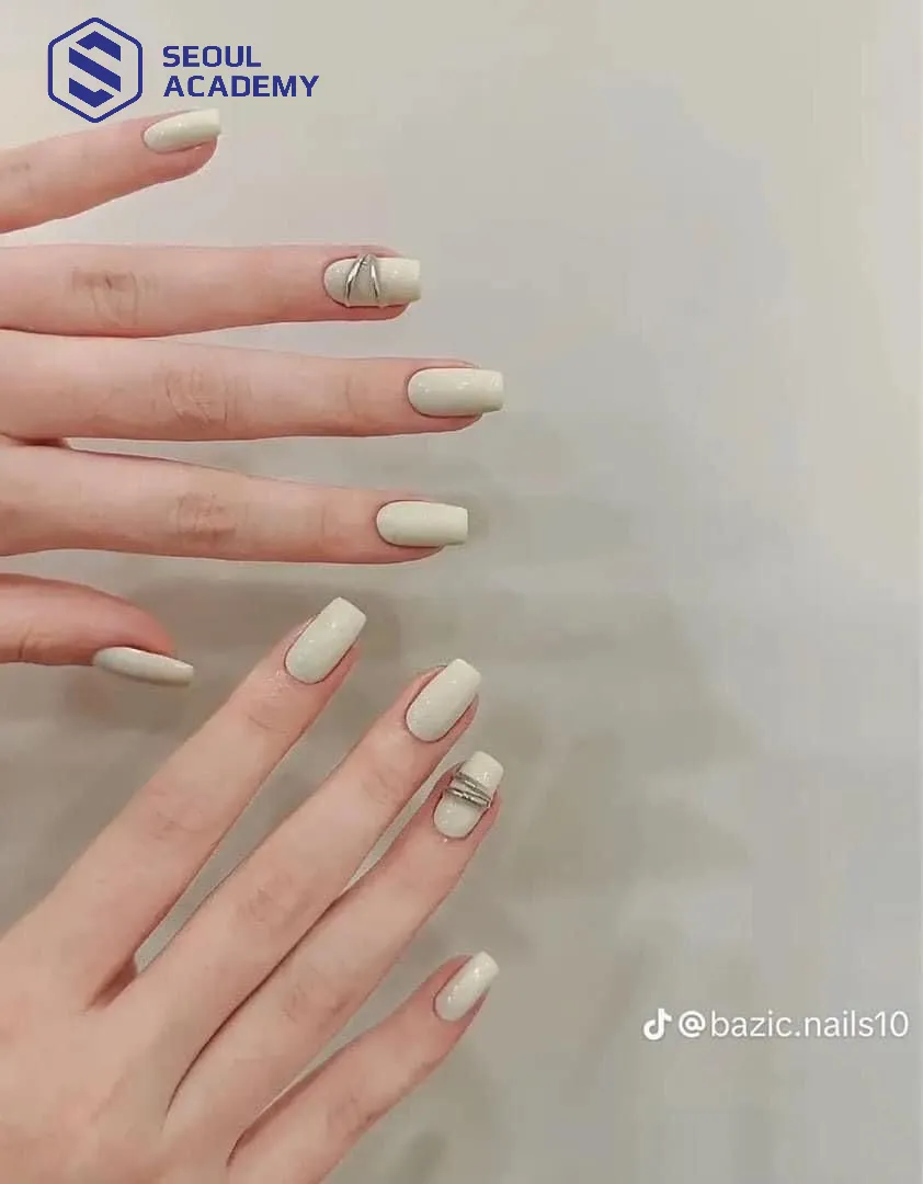 Chăm sóc móng đúng cách để bảo vệ sơn móng màu trắng sữa luôn bền đẹp Chăm sóc móng đúng cách để bảo vệ sơn móng màu trắng sữa luôn bền đẹp