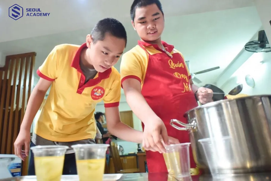 Những đứa trẻ tự kỷ đang nỗ lực với việc nấu nướng Những đứa trẻ tự kỷ đang nỗ lực với việc nấu nướng