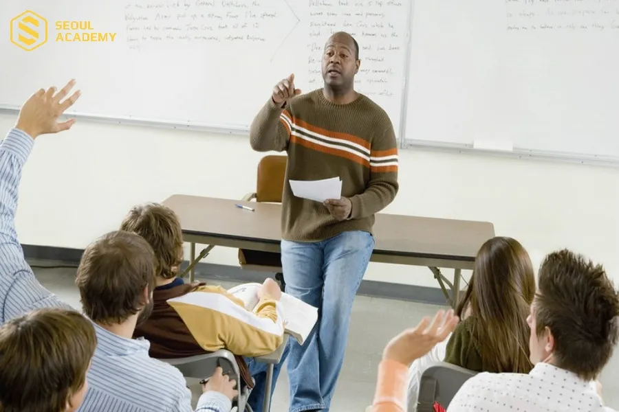 Giảng viên đại học là nghề cao quý và có thu nhập ổn định tại Việt Nam