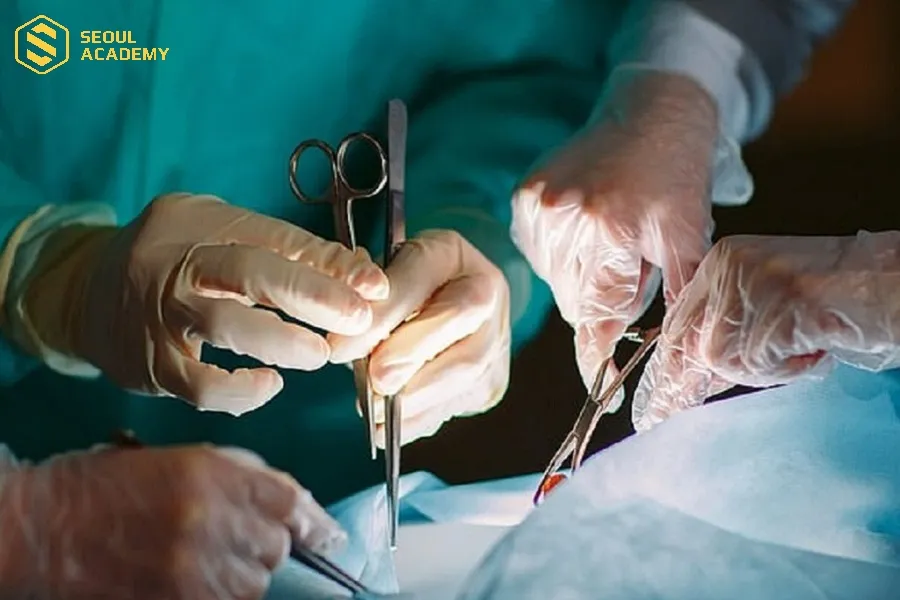 Bác sĩ phẫu thuật là một trong những ngành nghề có lương cao và ổn định tại Việt Nam