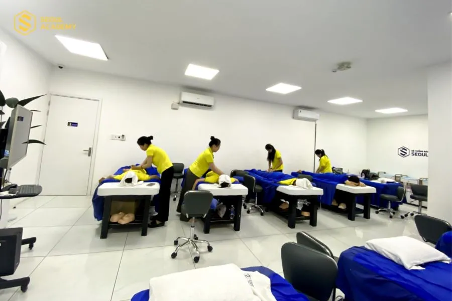 Gần 90% thời gian học nghề massage sẽ dành cho thực hành giúp học viên nâng cao tay nghề và tự tin khi ra làm việc Gần 90% thời gian học nghề massage sẽ dành cho thực hành giúp học viên nâng cao tay nghề và tự tin khi ra làm việc