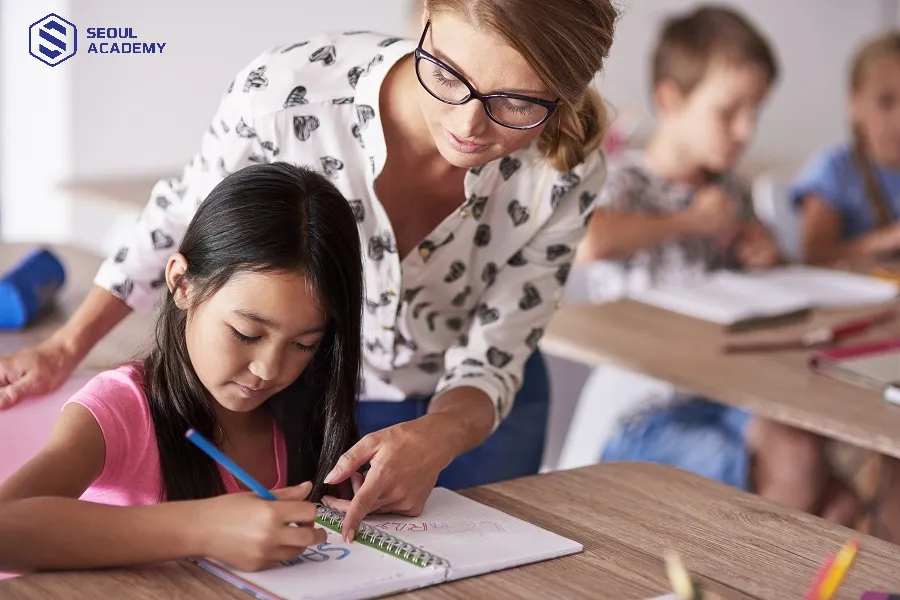 Dạy học cho các bé nhỏ không có điều kiện để đến trường Dạy học cho các bé nhỏ không có điều kiện để đến trường