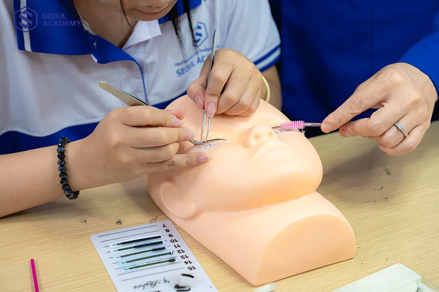 Nếu không có bằng cấp 3 làm được gì? Học nghề nối mi