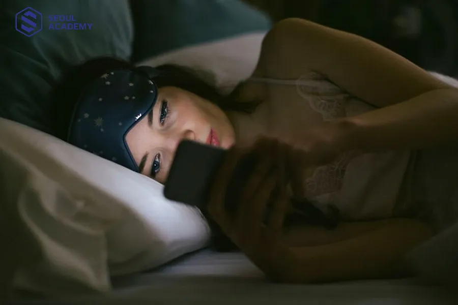Không nên coi điện thoại trước khi đi ngủ