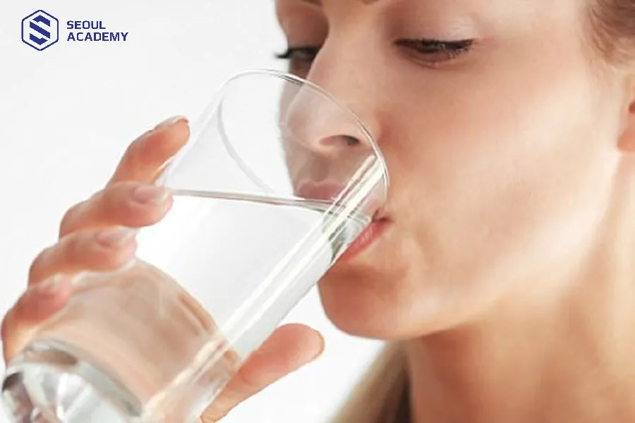 Uống đủ lượng nước cần thiết để có cơ thể khỏe mạnh