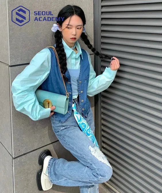 Áo gile jean mix cùng quần jean tạo cảm giác mới lạ và thu hút