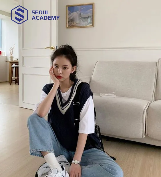 Áo gile mix quần jean và áo thun là sự kết hợp mang lại phong cách trẻ trung