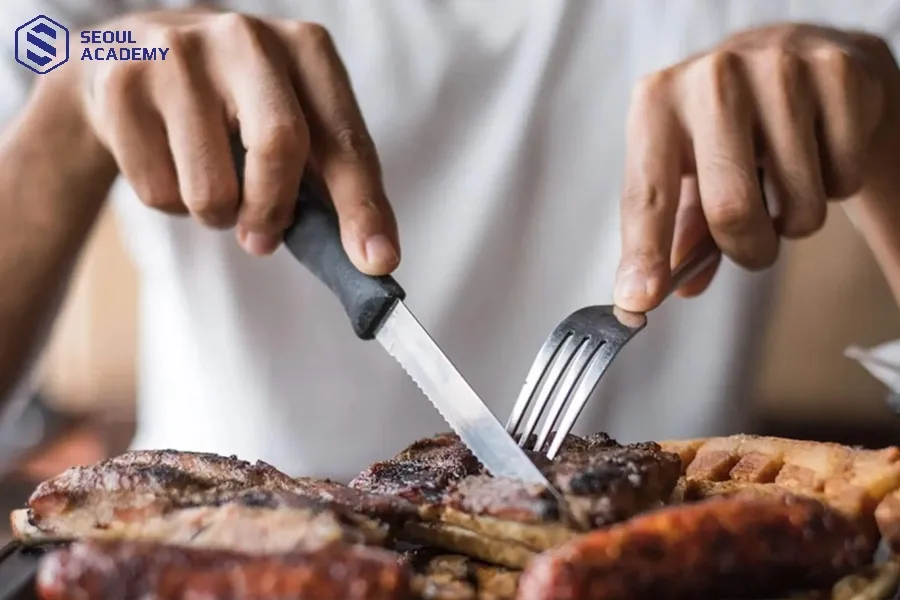 Thịt bò cũng nằm trong danh sách thực phẩm cần kiêng khem sau phun xăm