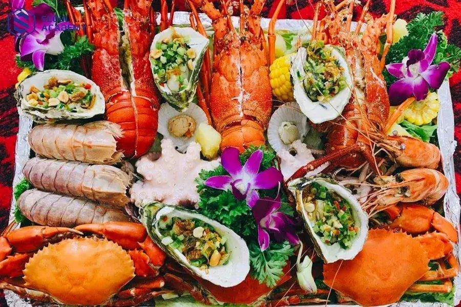 Hải sản có thể làm tăng nguy cơ gây kích ứng cần kiêng khem sau phun xăm