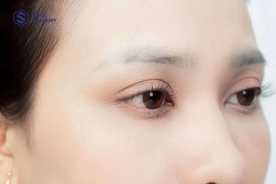 Kỹ thuật viên sẽ quan sát gương mặt để chọn kiểu chân mày phù hợp