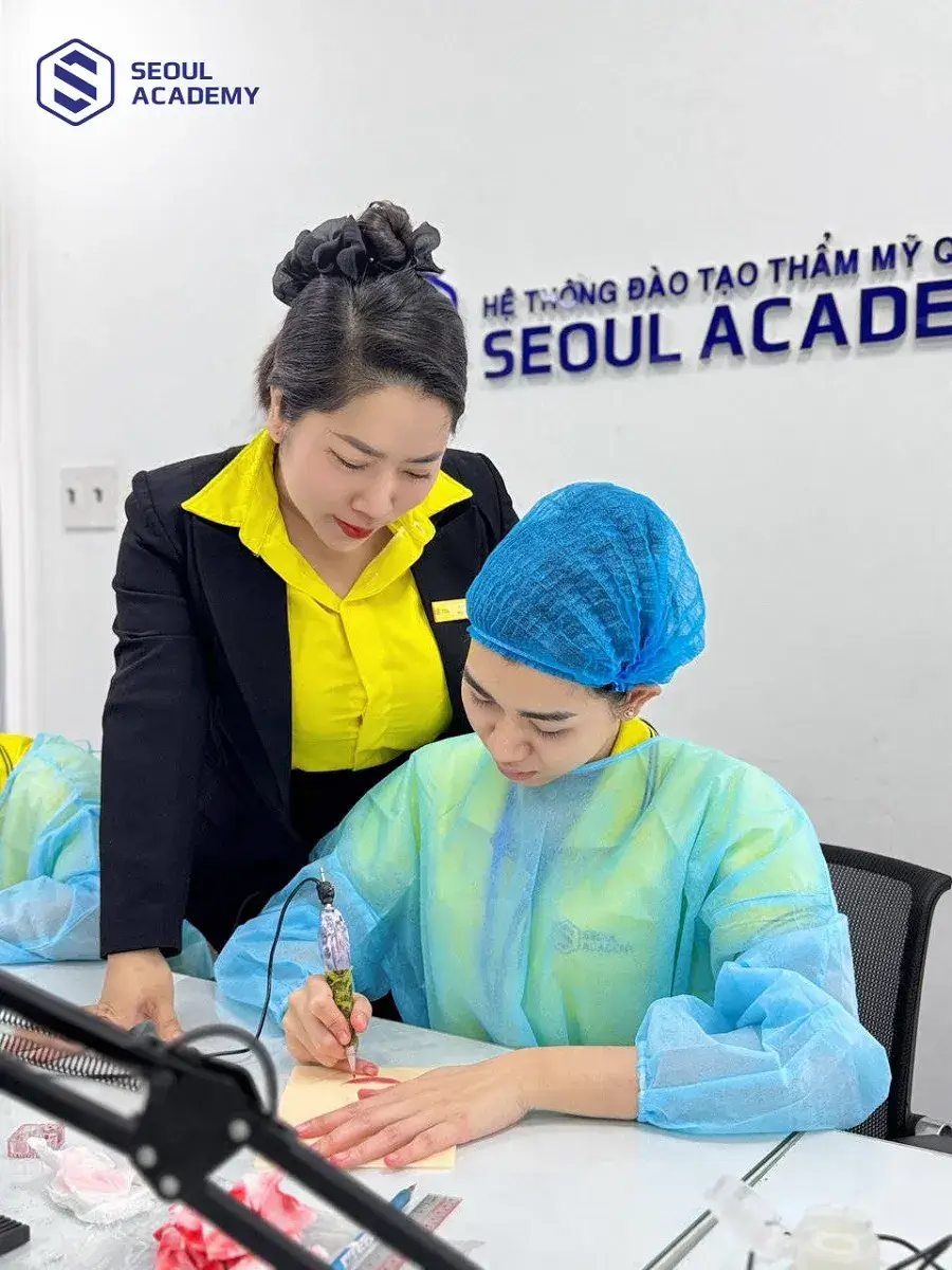 Nên lựa chọn học nghề phun xăm ở địa chỉ đào tạo uy tín để đảm bảo được trang bị nền tảng kiến thức, kỹ năng vững chăc