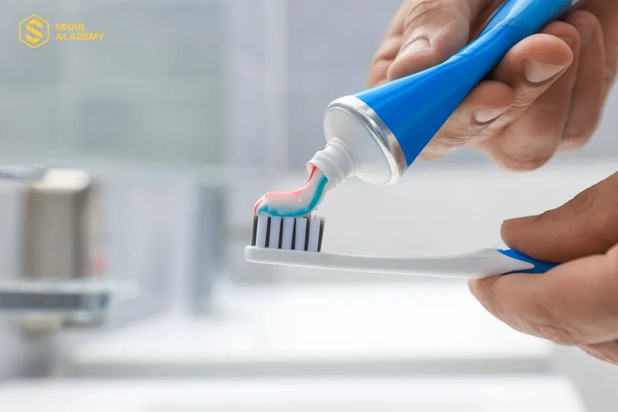 Sau 7-8 giờ phun môi, chúng ta đã có thể đánh răng trở lại nhưng cần những lưu ý